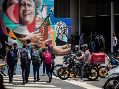 Un repartidor de servicio a domicilio conduce su motocicleta por una calle el 4 de marzo de 2024, en Caracas (Venezuela).