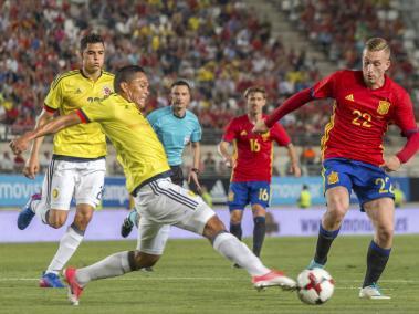 El centrocampista de la selección española, Gerard Deulofeu (d), disputa el balón con el delantero de la selección de Colombia, Carlos Bacca