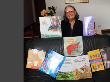 Irene Vasco, escritora y formadora de lectores, posa junto a nueve de los más de 37 libros que ha publicado desde que se inició en el camino de las letras a sus 40 años.