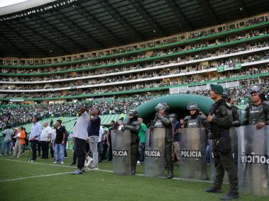 Invasión de cancha y disturbios en el Estadio de Palmaseca en el primer tiempo del partido por la fecha 12 entre Deportivo Cali 0-1 Patriotas por lo que debió suspenderse momentaneamente mientras la Policía retomaba el control.