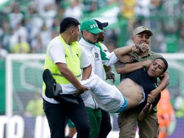 Invasión de cancha y disturbios en el Estadio de Palmaseca en el primer tiempo del partido por la fecha 12 entre Deportivo Cali 0-1 Patriotas por lo que debió suspenderse momentaneamente mientras la Policía retomaba el control.