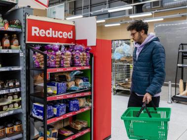 Algunos supermercados usan precios dinámicos cuando la comida está cercana a la fecha de vencimiento.
