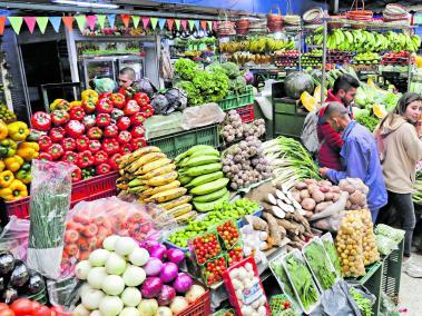 Puesto de venta de frutas y verduras en la Plaza de Mercado Paloquemao.