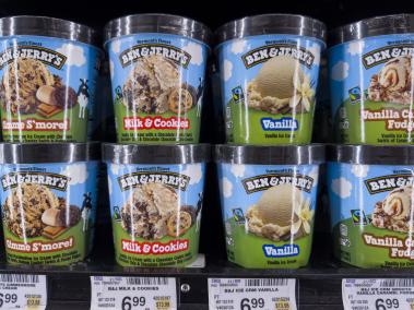 Bethesda (United States), 19/03/2024.- Pints of Ben Jerry'Äôs ice cream for sale in Washington, DC, USA, 19 March 2024. British consumer goods company Unilever announced it plans to spin off Ben & Jerry'Äôs, along with its other ice cream brands, as part of a corporate restructuring. Unilever also announced it will cut 7,500 jobs. EFE/EPA/JIM LO SCALZO