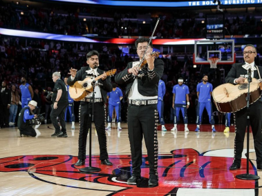 El trío de integrantes del Mariachi Tesoro de México interpretando el himno de Estados Unidos