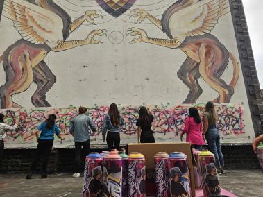 el taller privado de grafitis en Bogotá. ¿En qué consiste? Los participantes tienen la oportunidad de adornar las paredes con pintura en aerosol y sumergirse en la vibrante escena del arte callejero de la ciudad.