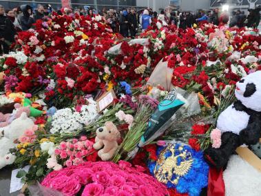 Día de luto en Rusia por las víctimas del atentado en una sala de conciertos.