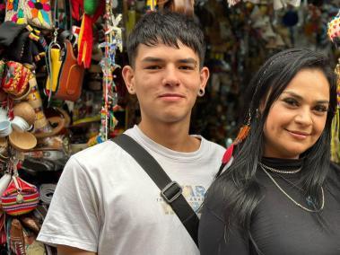 Los colombianos Santiago Rojas y Carolina Ocampo usan el 'qué pena con usted' a diario y "sin ser conscientes" en su negocio en el centro histórico de Bogotá.