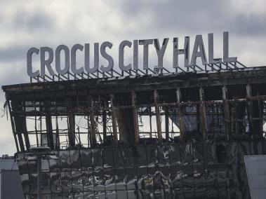 sala de conciertos Crocus City Hall incendiada tras un atentado terrorista.