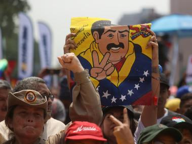 Una persona levanta un cartel con un dibujo del presidente venezolano, Nicolás Maduro.