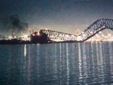 Imágenes de circuito cerrado muestran como colapsa el puente tras ser impactado por el carguero.