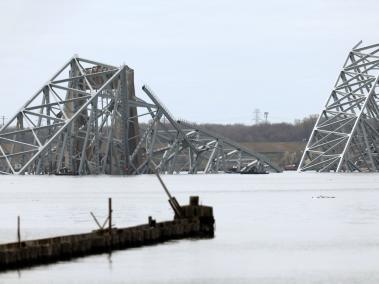 El puente Francis Scott Key después de que fuera chocado por un carguero y colapsara el 26 de marzo de 2024 en Baltimore, Maryland.