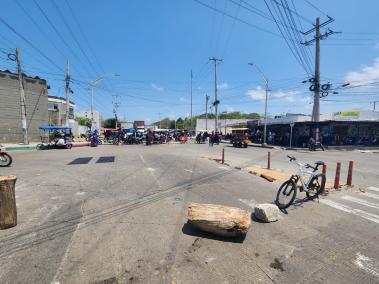 La comunidad del barrio Las Flores mantiene el bloqueo en la Vía 40.