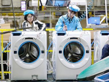 China produce un tercio de los bienes manufacturados del mundo. Una línea de producción de lavadoras en Qingdao.