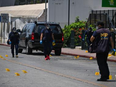 Fiscales del Ministerio Publico investigan la escena donde fue atacada la camioneta de la fiscal Miriam Roguero.
