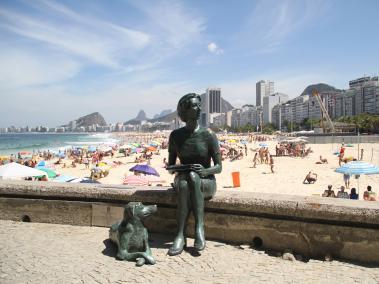La estatua de Clarice Lispector junto a su perro Ulises en la playa de Leme, en Río de Janeiro, desde el 2016