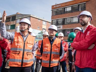 El alcalde Carlos Fernando Galán (der.) recorrió con Zhang XiaoQiang (centro), presidente de CHEC, y Wu Yu (izq.), consejero senior de la presidencia del consorcio ML1. Fotos: Alcaldía de Bogotá