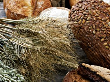 El pan integral contiene más nutrientes que el blanco.