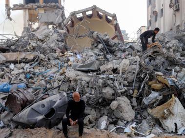 Dos palestinos inspeccionan los escombros en Gaza cerca del Hospital Al-Shifa.