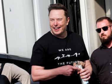 Elon Musk, CEO de Tesla, visitó la fábrica de la armadora cerca de Berlín en marzo, después de un paro temporal.