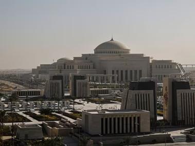 La fachada exterior de la nueva sede de la Cámara de Representantes, la cámara baja del Parlamento egipcio, en el megaproyecto Nueva Capital Administrativa.