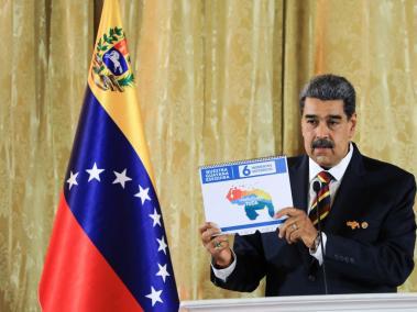 Presidente venezolano Nicolás Maduro hablando durante un acto de presentación de la Ley Orgánica para la Defensa de la "Guyana Esequiba".