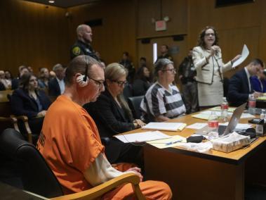 James Crumbley, su abogada Mariell Lehman, Jennifer Crumbley, y su abogada Shannon Smith, sentados en el tribunal para la sentencia por cuatro cargos de homicidio involuntario.