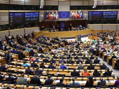 Los miembros del Parlamento Europeo votan una enmienda al paquete de migración y asilo durante una sesión plenaria en el Parlamento Europeo