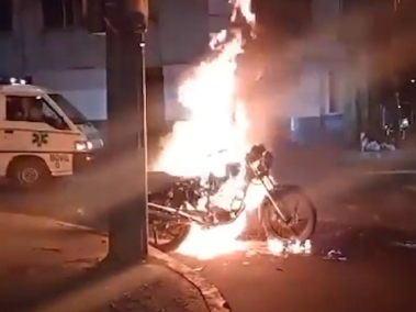 Moto incinerada en Ibagué