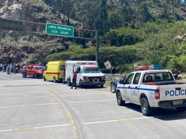 Autoridades atienden accidente de un bus en ecuador.