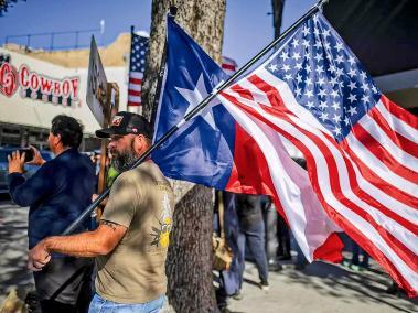 Un partidario del expresidente Trump ondea una bandera en Eagle Pass, Texas.