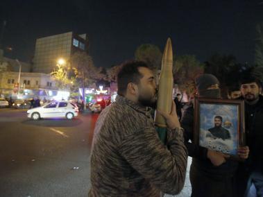 Iraníes celebran el ataque lanzado contra Israel este sábado.