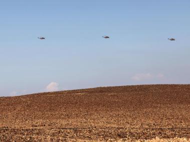 Helicópteros de transporte militar de carga pesada de la Fuerza Aérea israelí sobrevuelan el sur del desierto del Néguev tras el ataque de Irán.