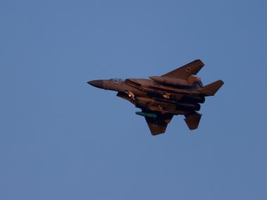 Un caza f-15 del ejército israelí sobrevuela el centro de Israel.