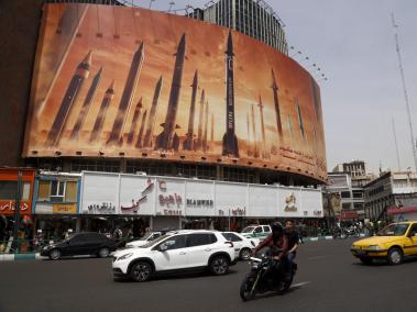 una enorme valla publicitaria antiisraelí en Teherán con imágenes de misiles iraníes.