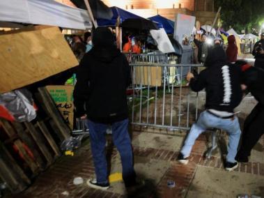Contramanifestantes proisraelíes derribaron una barrera que dividía a los grupos de protesta en la UCLA.