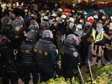 La policía se enfrentó con manifestantes en el campus de la UCLA.