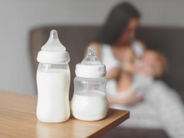 En redes sociales se ha viralizado el uso de la leche materna para mejorar el aspecto de la piel del rostro, una práctica que no es bien vista entre dermatólogos.