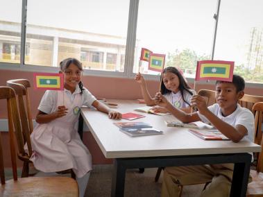 Niños del Colegio que ayudo a construir la fundación de Shakira en Cartagena