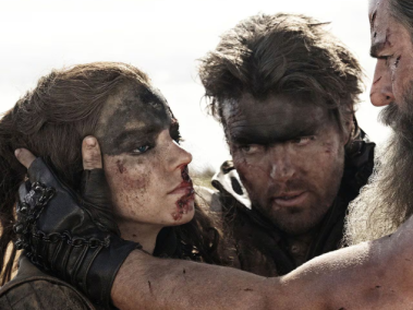 Anya Taylor-Joy, Tom Burke y Chris Hemsworth en 'Furiosa: de la saga Mad Max'
