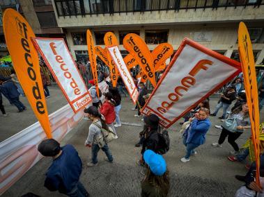 Profesores e integrantes de Fecode marchan hacia el centro de la ciudad hoy 12 de junio del 2024. En protesta por proyecto de ley que se esta discutiendo en el congreso de la república. Foto MAURICIO MORENO CEET EL TIEMPO @mauriciomorenofoto