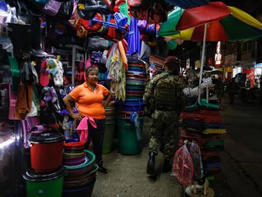 Cali Colombia 16 de junio de 2024
En cumplimiento del compromiso con los jamundeños, este fin de semana se puso en marcha una Caravana de Seguridad como parte de la estrategia liderada por la Gobernación del Valle del Cauca, la Policía Nacional, el Ejército y el Gaula, para garantizar la tranquilidad en el territorio.
Con la presencia de 132 policías de diferentes especialidades, así como soldados del Batallón Pichincha y unidades de tránsito se adelantan controles en diferentes sectores del municipio.
Fotos Santiago Saldarriaga Quintero / EL TIEMPO