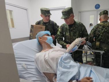Comandante del Ejército visitó a soldados heridos tras caer en campo minado en Valdivia, Antioquia.