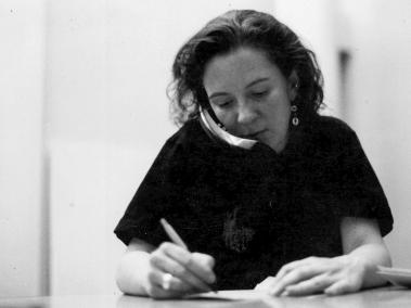 Ana Mercedes Hoyos era famosa entre sus amigos por sus largas charlas telefónicas en las que mezclaba arte, política y vida. Su exposición en el Mambo ha desatado más de una conversación.
