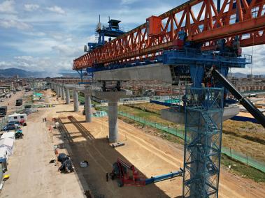Bogotá septiembre 16 de 2024.  Avance obras del metro. Tercera viga lanzadora instala las primeras dovelas del viaducto de la primera línea del metro que tiene un avance de 38.7%, en la av. Villavicencio llegando a la av. Guayacanes.
Fotos: @miltondiazfoto /El Tiempo