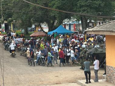 Pobladores de El Plateado rodean a los militares