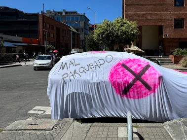 Una de las iniciativas ciudadanas pone mensaje sobre una manta en los carros mal estacionados