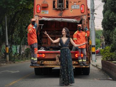 Ópera en camiones de basura en Medellín