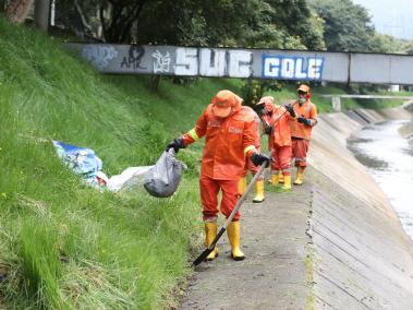 Operarios de Aguas de Bogotá retiran basura y escombros del canal Molinos, al norte de Bogotá
