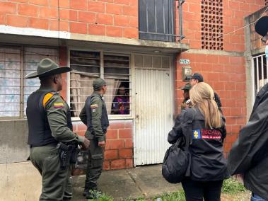 Miembros de la Policía y de la Fiscalía, en un sector del barrio Potrero Grande, en el oriente de la capital del Valle. Allí fue el operativo.